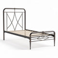 Een metalen bed met een afmeting van 190 x 95 x 100cm in bruin en zwart